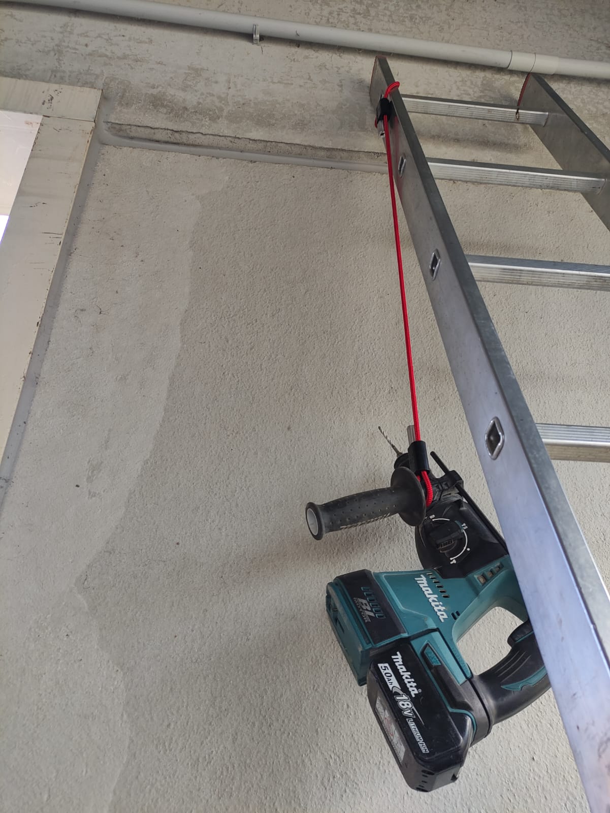 Scala, trapano, cordino di sicurezza, anticaduta